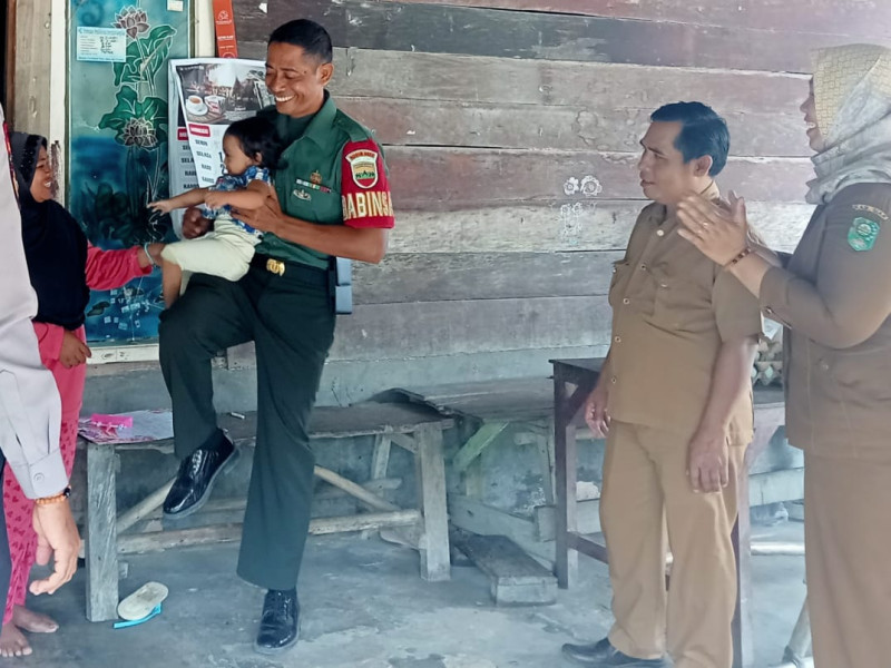Babinsa Koramil Minas Serda Mayus M Rutin Komsos Dan Laksanakan Pengecekan Anak Stunting di Minas Timur