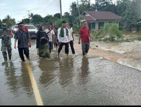 Suasana Lebaran, Bupati H Zukri Tinjau Banjir 2 Desa Kecamatan Bunut