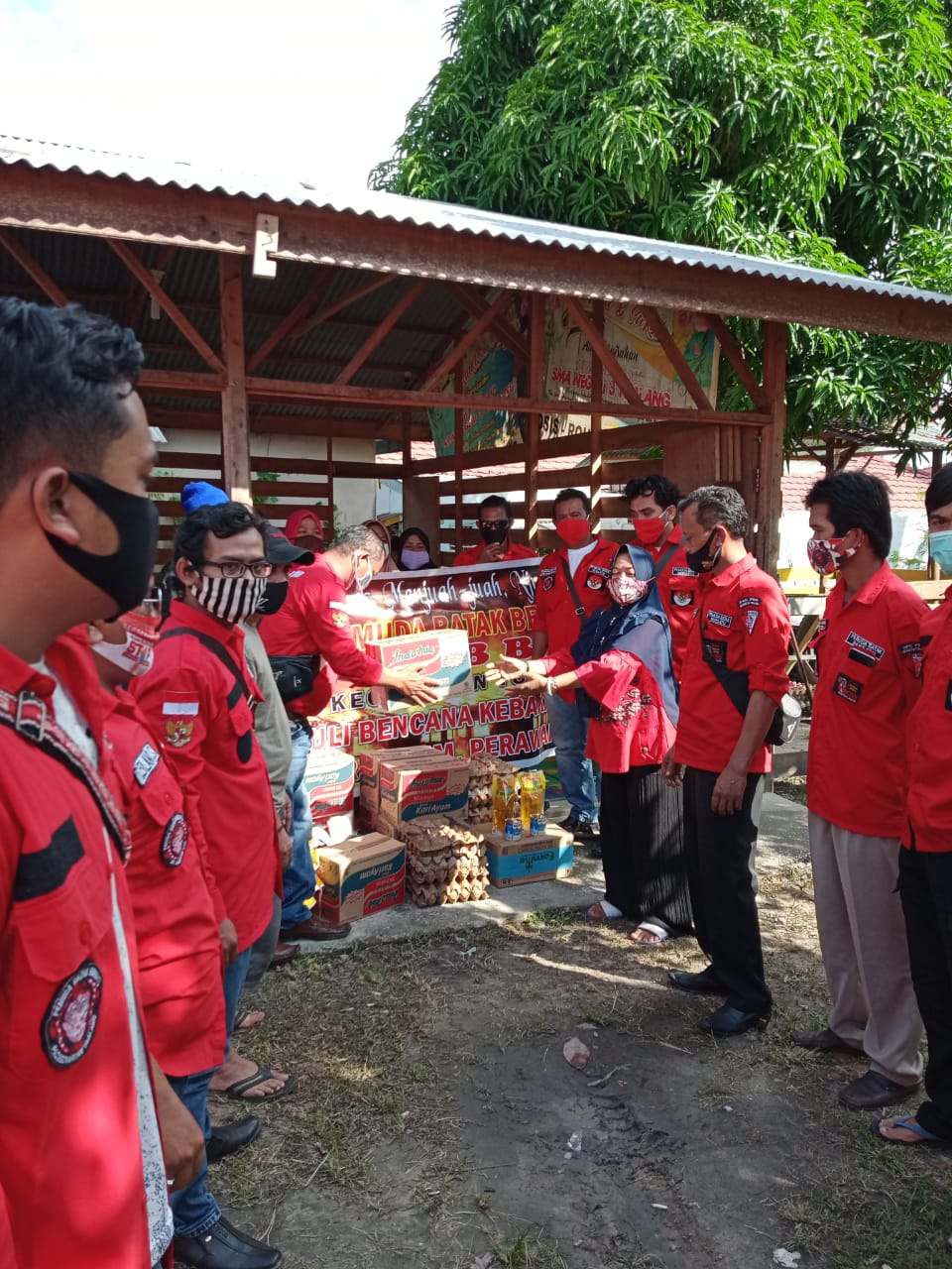 PAC Pemuda Batak Bersatu Tualang Serahkan Bantuan Sembako Pada Warga Korban Kebakaran
