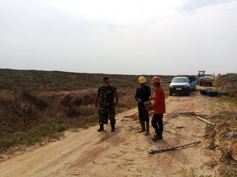 Cegah Kebakaran Hutan Sejak Dini, Serka D Sihombing Lakukan Patroli Karhutla di Kampung Muara Bungkal