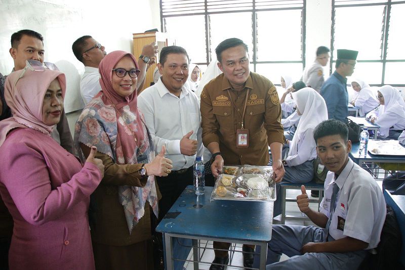 Simulasi Makan Bergizi Gratis Perdana Koperasi RASRA di SMKN 5 Pekanbaru
