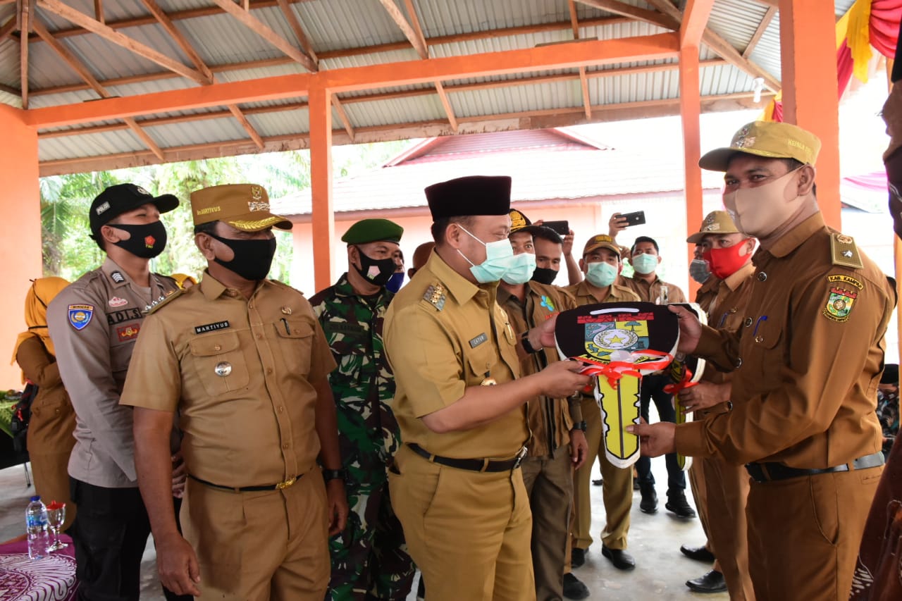 Komit Laksanakan Pelayanan Kesehatan Bupati Kampar Serahkan 3 unit Ambulance di Kampar Kiri Tengah