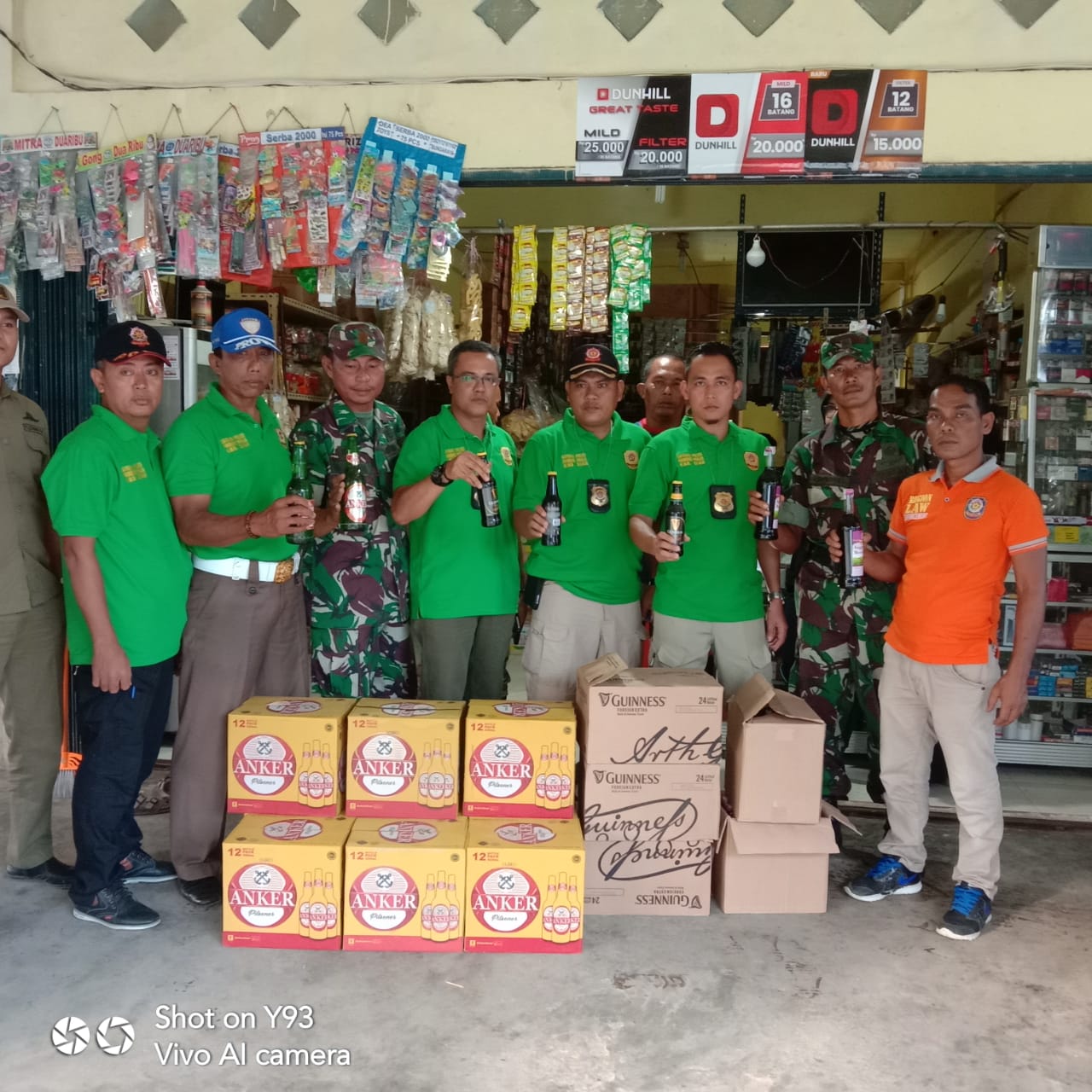 Bersama Personel TNI, Satpol PP Siak Amankan 198 Botol Miras Dari Warung Warga di Bungaraya