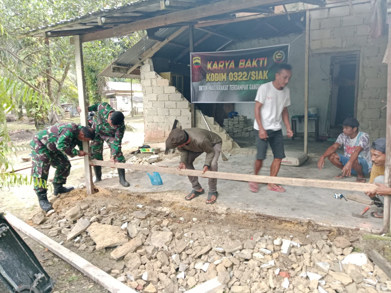 Kodim 0322/Siak Peduli, Bantu Perbaiki Rumah Warga Terdampak Gangguan Gajah di Minas