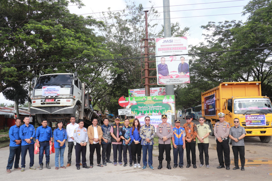 Pemkab Pelalawan dan HT Group Siagakan Truk Gratis untuk Bantu Warga Terdampak Banjir di Jalan Lintas Timur