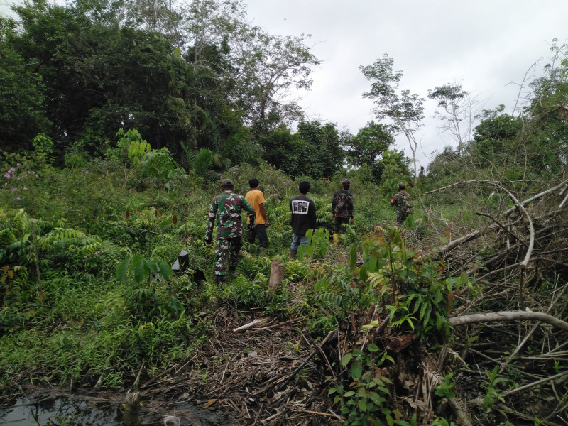 Di Kampung Sungai Selodang, Serka Risman Girsang Patroli Dan Cek Embung Guna Antisipasi Karhutla di Wilayah Rawan Kebakaran