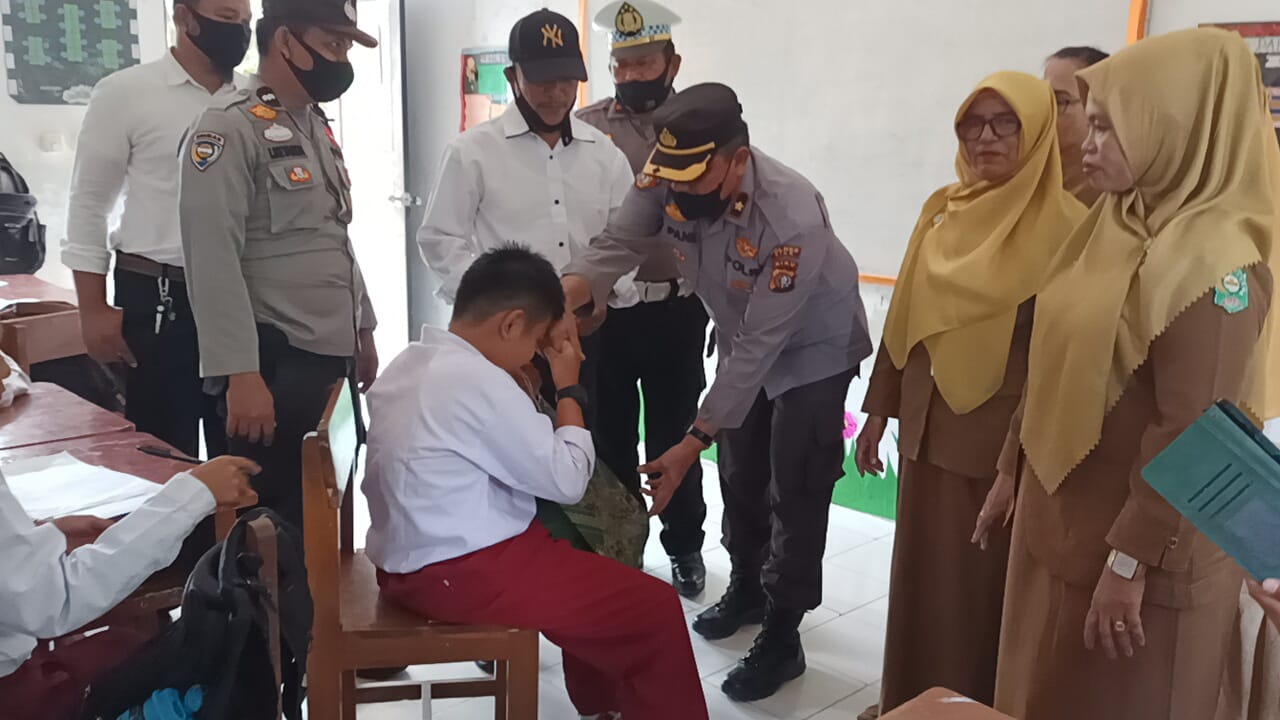 Pringati Hari Disabilitas Internasional, Kapolsek Minas Res Siak Polda Riau, Serahkan Bantuan Perlengkapan Alat Belajar Kepada Siswa SDN 03 Minas 