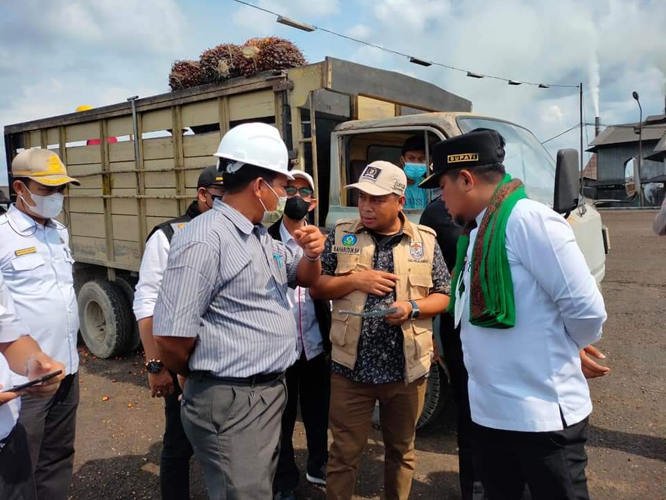 Bupati H Zukri Dan Ketua DPRD Baharudin SH Cek Harga Pembelian Sawit Di Pabrik