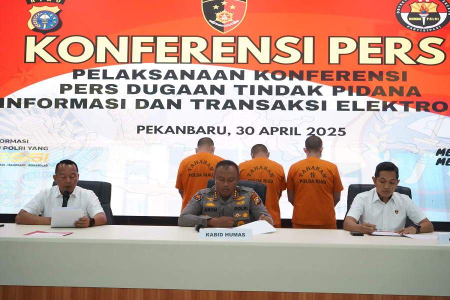 Polisi Ringkus Sindikat Pembuat KTP Palsu dan Dokumen Lainnya di Riau Polisi Ringkus Sindikat Pembuat KTP Palsu dan Dokumen Lainnya di Riau