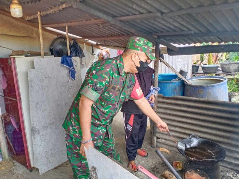 Sertu Nuril Kembali Giat Rutin Babinsa Masuk Dapur di Rumah Warga Kampung Rantau Bertuah 