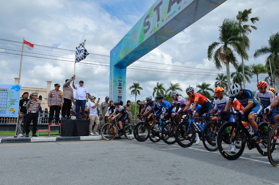 Tempuh Jarak 127 Kilometer, Bupati Alfedri Lepas Etape Satu Tour de Siak 2023