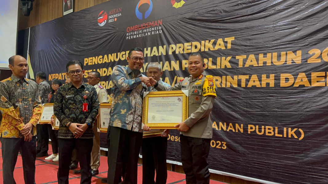 Kapolres Pelalawan AKBP Suwinto SH SIK, Terima Penghargaan Penganugerahan Predikat Kepatuhan Standar Pelayanan Publik Tahun 2023 dari Ombudsman RI