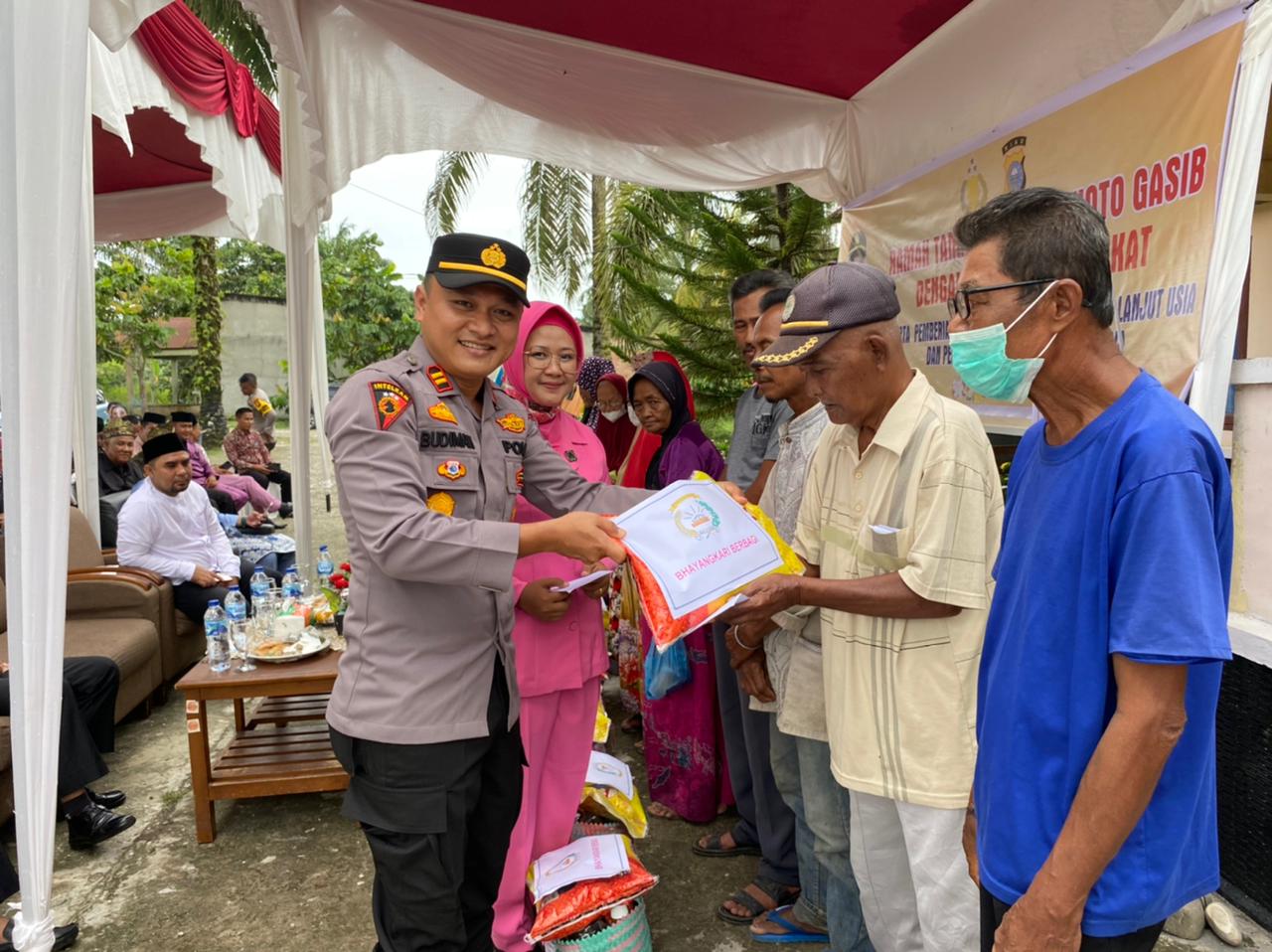 Hari Kedua Berdinas, Kapolsek Kotogasib Taja Ramah Tamah Dengan Tokoh Masyarakat Dan Santuni Orang Tua Lansia