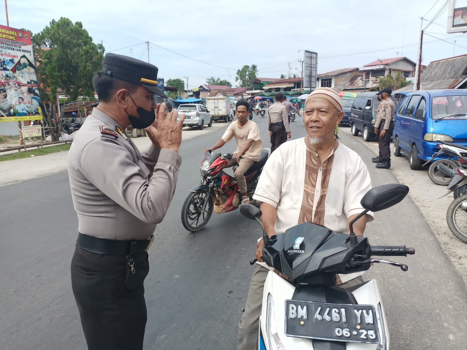 Personil Polsek Minas Tetap Rutin Lakukan Percepatan Vaksinasi di Posko PPKM