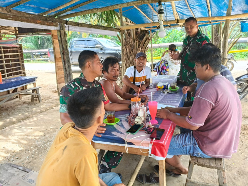 Serda Mayus dan Kopda AKP Hutagalung Sosialisasikan Bahaya Narkoba, Warga Respon Positif Serda Mayus dan Kopda AKP Hutagalung Sosialisasikan Bahaya Narkoba, Warga Respon Positif