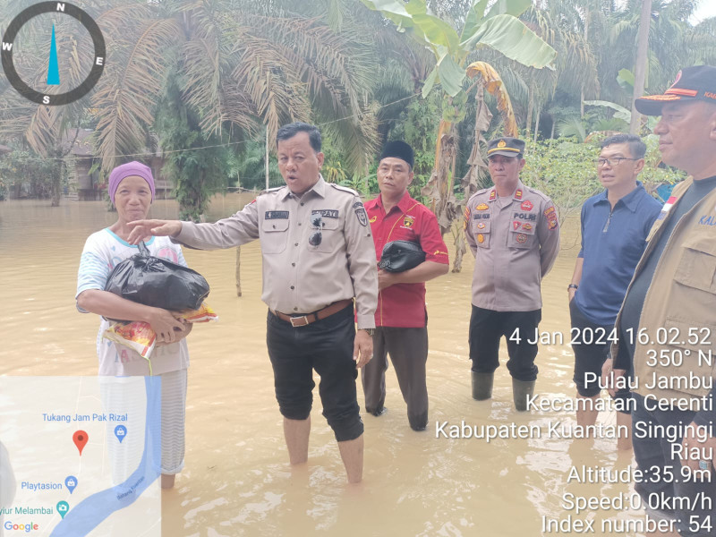 Terobos Banjir Di Sikakak Cerenti Bupati Kuansing Drs Suhardiman Amby Ak, MM, Berikan Bantuan Sembako ke Warga