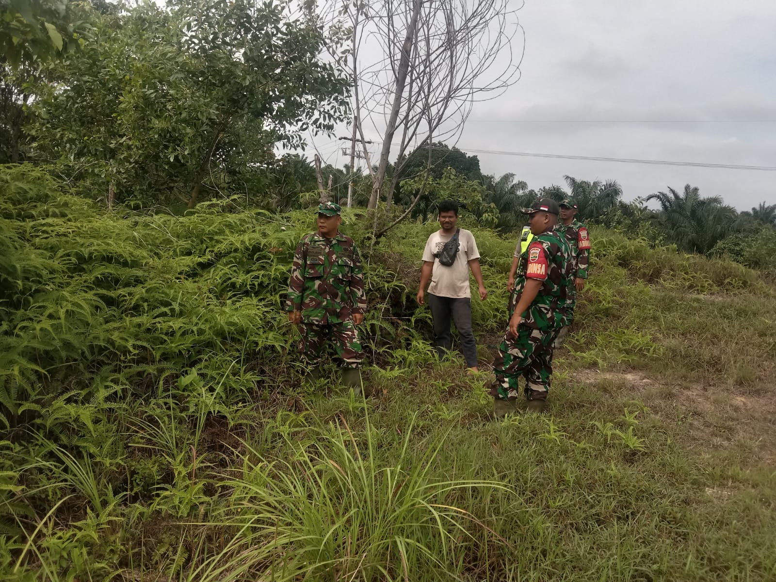 Antisipasi Karhutla, Anggota Koramil Minas Ini Ajak Warga Muara Kelantan Berpatroli 