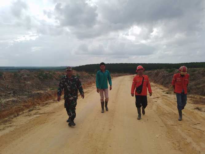 Bersama Masyarakat Binaannya di Lubuk Jering Serma Benriyadi Giat Patroli Karhutla Serta Lakukan Pengecekan Kanal