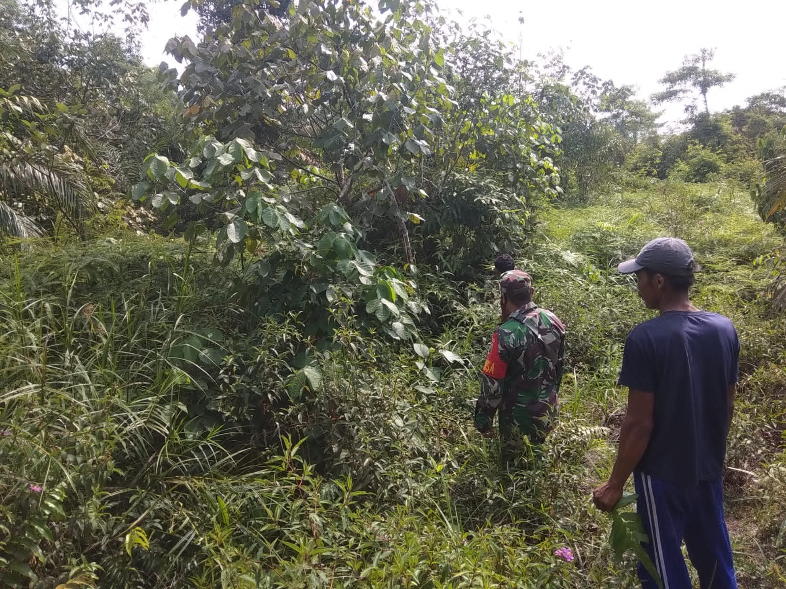 Cegah Karhutla Sejak Dini, Serda Parjuni Ajak Warga Kampung Muara Bungkal Patroli & Sosialisasi