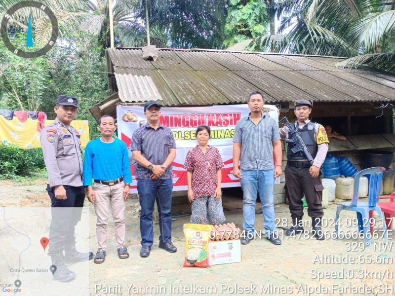 Minggu Kasih Kali Ini Polsek Minas Sambangi Ibu Lansia di Komplek Delima Minas Barat Salurkan Paket Sembako