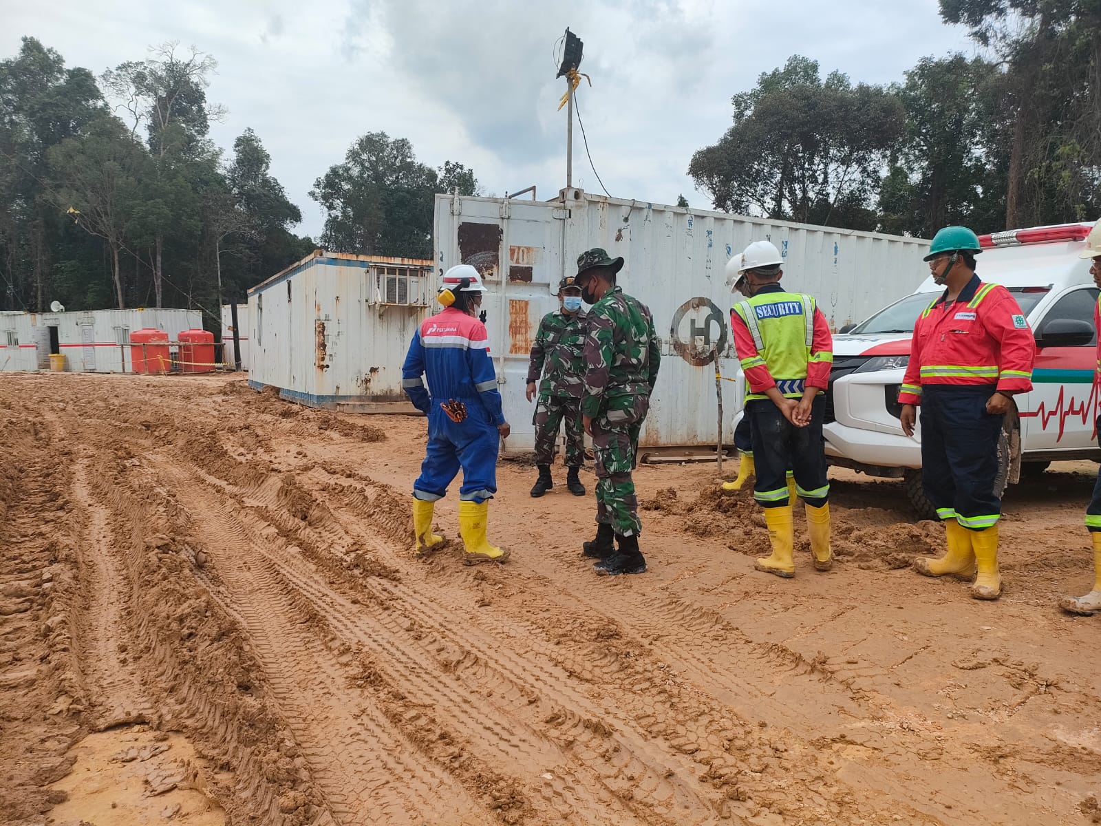 Untuk Keamanan OVN di PT PHR Minas, Serma Muhammad Nasir dan Serda Parjuni Continue Lakukan Patroli Drilling 