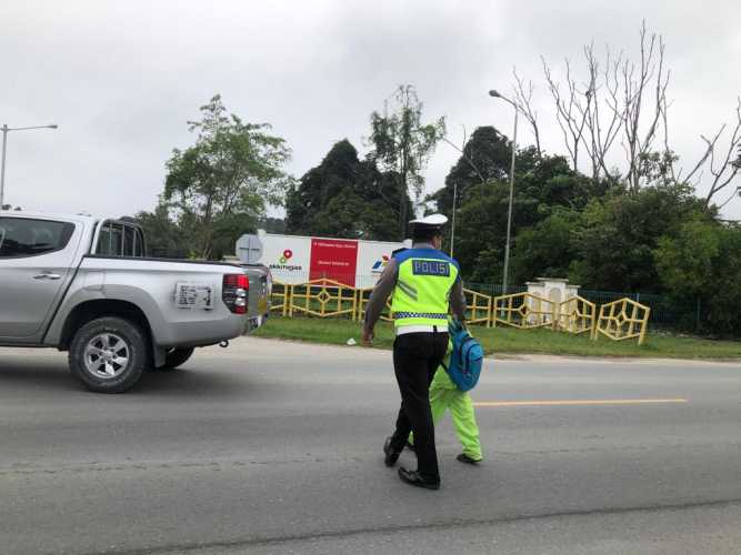 Cegah Terjadinya Lakalantas, Unit Lantas Polsek Minas Bantu Anak Sekolah Yang Ingin Menyeberangi Jalan Raya 