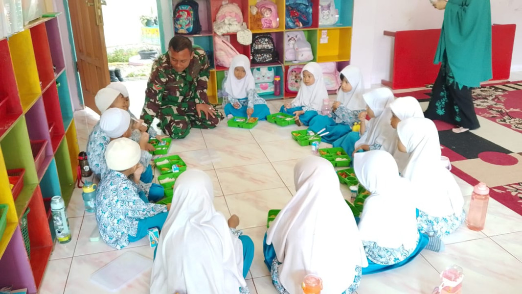 Dikawal Ketat Anggota Koramil Perawang, Ribuan Pelajar di Tualang Terima Dukungan Makan Bergizi dari Badan Gizi Nasional