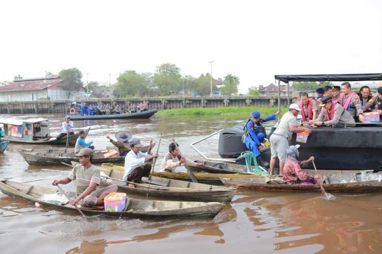 Susuri Sungai Siak, Kapolda Riau Dengarkan Curhatan Nelayan Sambil Bagikan Sembako