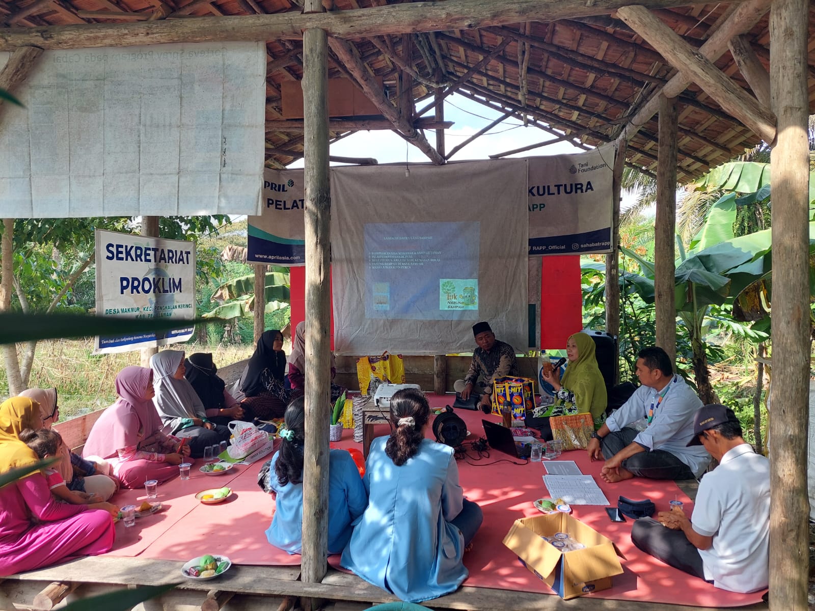 Menuju Desa Proklim, Warga Desa Makmur Belajar Mengolah Sampah Rumah Tangga
