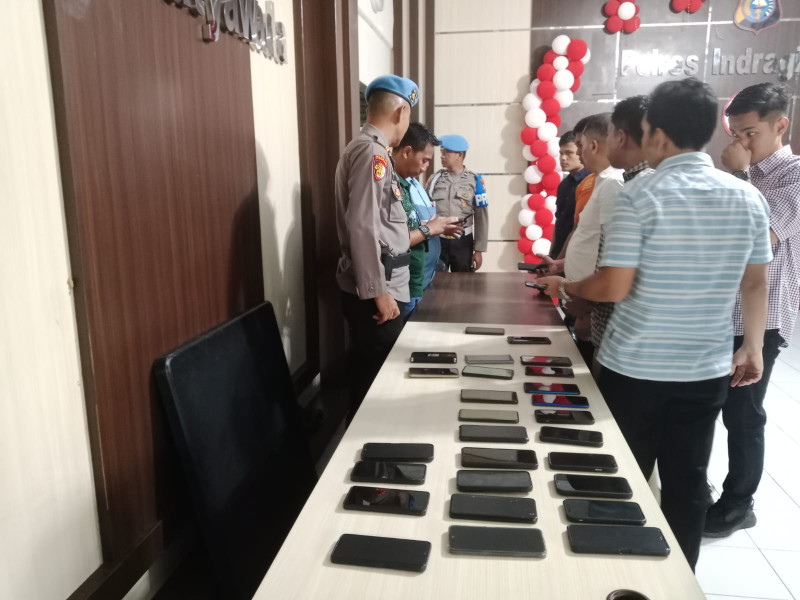 Propam Polres Inhu Periksa Handphone Seluruh Personil Polres Inhu Pastikan Tak Ada Yang Terlibat Judi Online