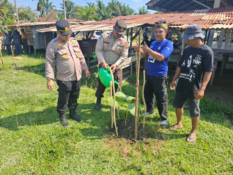 Berinvestasi Pada Bumi untuk Anak Cucu, Polsek Lirik Bersama Serikat Pekerja Tanam Pohon Sempena Hari Buruh Berinvestasi Pada Bumi untuk Anak Cucu, Polsek Lirik Bersama Serikat Pekerja Tanam Pohon Sempena Hari Buruh