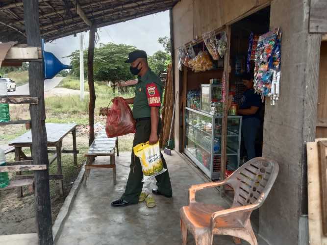 Serda Sugiarto Babinsa Koramil 03/Minas Rutin Lakukan Giat Babinsa Masuk Dapur di Kampung Muara Kelantan 