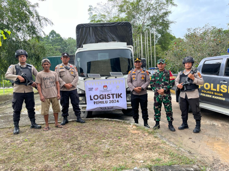 Babinsa Koramil 03/Minas Juga Ikut Kawal Pendistribusian Logistik Untuk Kecamatan Sungai Mandau