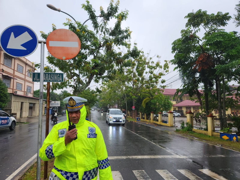 Hujan Lebat, Satlantas Polres Inhu Tetap Gelar Personel di Jalur Padat dan Zona Sekolah