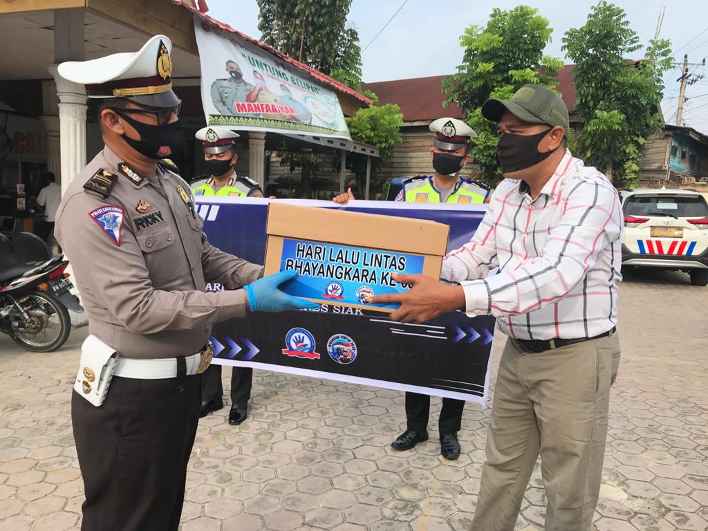 Hari Lalulintas Bhayangkara 65, Unit Regident Polres Siak Berikan Sembako Untuk Para Supir Angkot