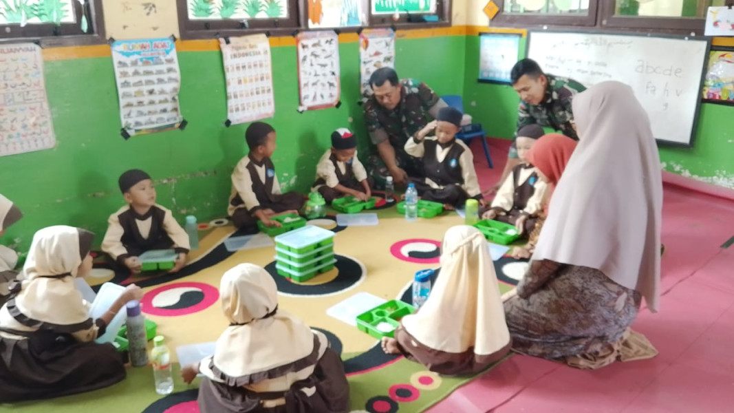 Didampingi Anggota Koramil 04/Perwang, Ribuan Pelajar di Tualang Terima Dukungan Makan Bergizi Dari Badan Gizi Nasional