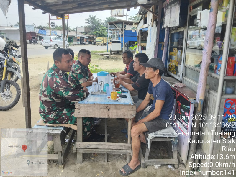 Babinsa Serka Afrisal dan Kopda Gunariadi Ajak Warga Perawang Barat Hidup Sehat