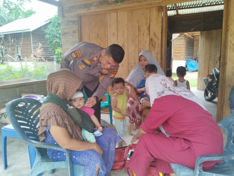 Kapolsek Ukui Tinjau Warga Banjir dan Berikan Bantuan
