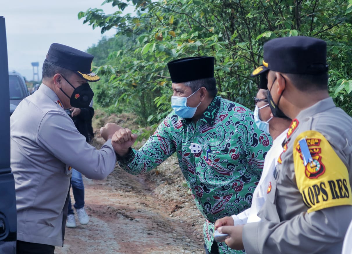 Kapolda Riau & Bupati Alfedri Letakkan Batu Pertama pembangunan 2 Ponpes di Kabupaten Siak