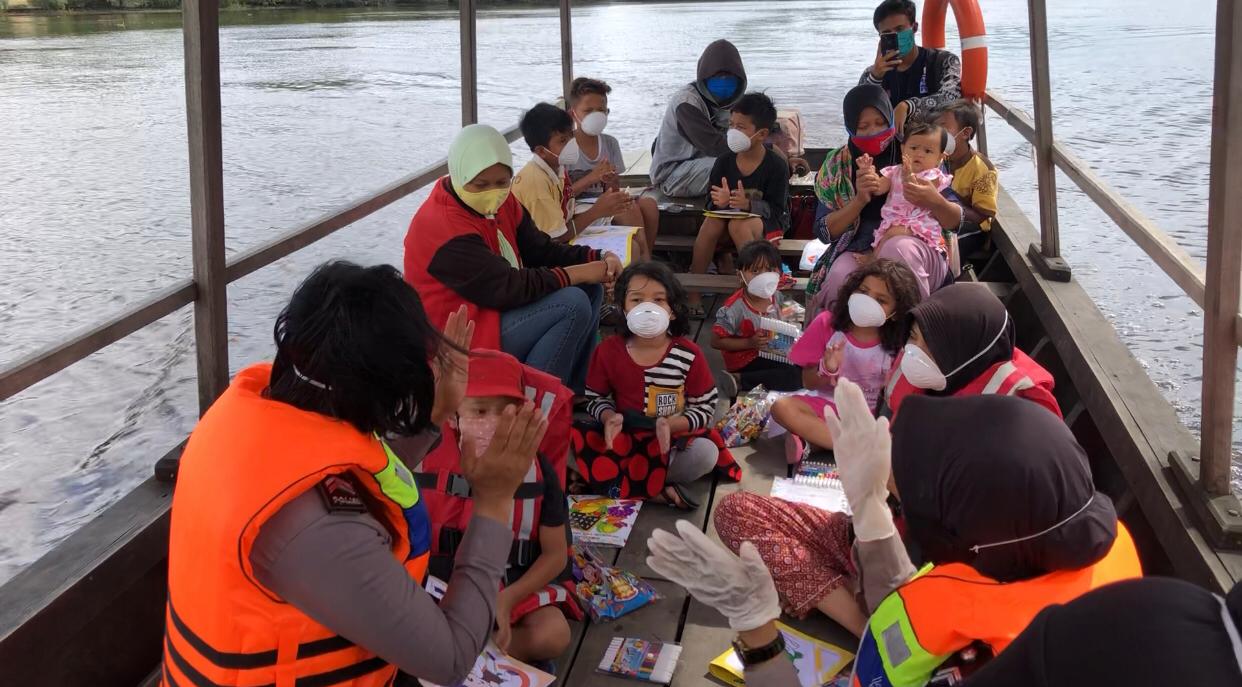 Sambut Hari Bhayangkara Ke 74, AKP Birgitta & Personel Polwan Edukasi Anak Pinggiran Sungai Siak