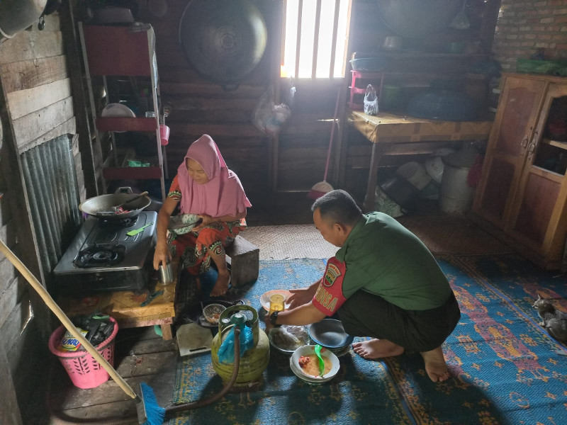 Babinsa Koramil 04/Perawang Bentu Warga Dengan Masuk Dapur Ibu Suarti Warga Kurang Mampu di Perawang Barat