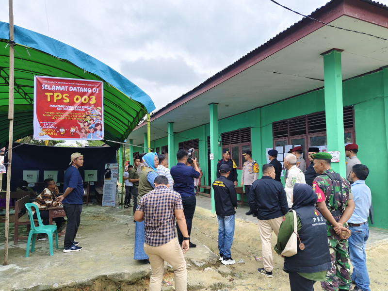 Kapolres Inhu dan Forkopimda Pantau Langsung Pencoblosan di TPS 3 Desa Ringin
