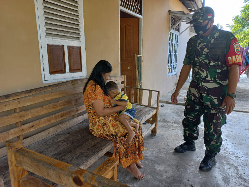 Babinsa Koramil 04/Perawang Sertu Sarju Giat Pengecekan Anak Penderita Stunting di Kampung Tualang