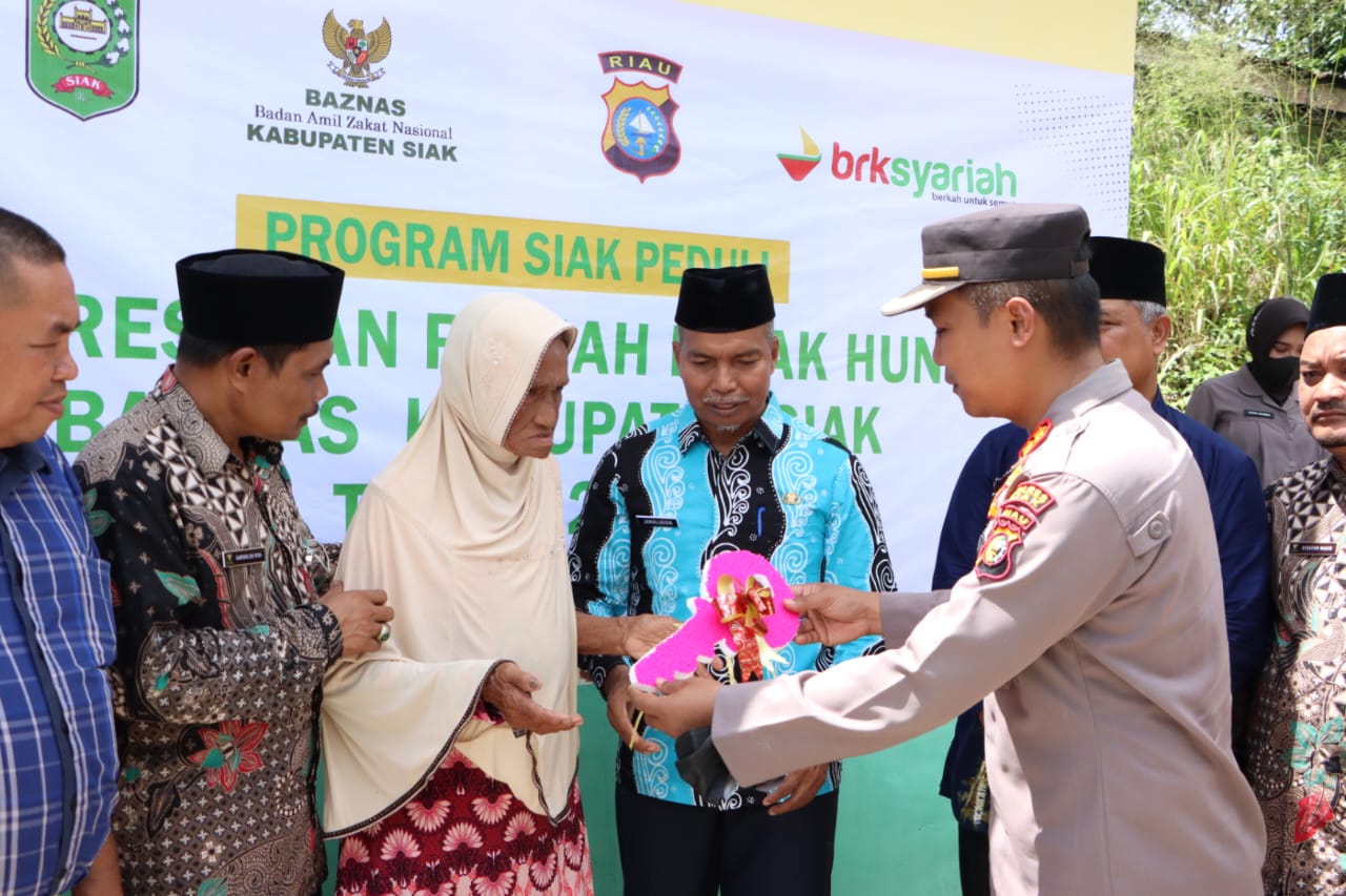 Rampung Pembangunannya, Kapolres Siak AKBP Ronald Serahkan Rumah Nenek Asnidar