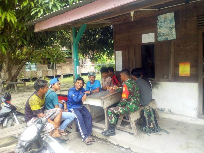 Babinsa Koramil Minas Giat Komsos Tentang Kebersihan Lingkungan Dan Kesehatan di Sungai Selodang