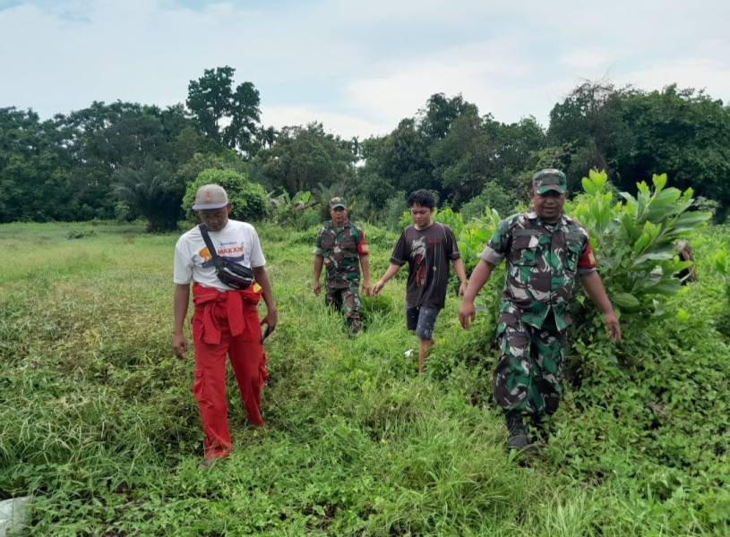 Patroli Karhutla di Perawang Barat, Babinsa Imbau Masyarakat Tingkatkan Kewaspadaan.