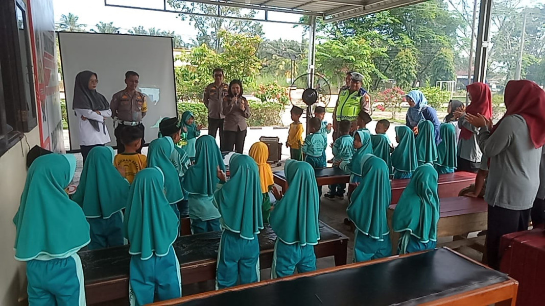 Polsek Tapung Terima Kunjungan Anak-Anak TK Islam Terpadu Almadinah Arfah Desa Gading Sari
