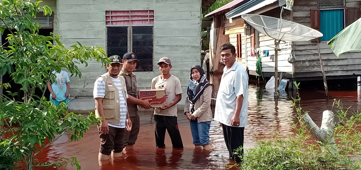 Atasi Kebanjiran Di Pencing Bekulo, Forkopimcam Kandis Berjibaku Mengulurkan Bantuan