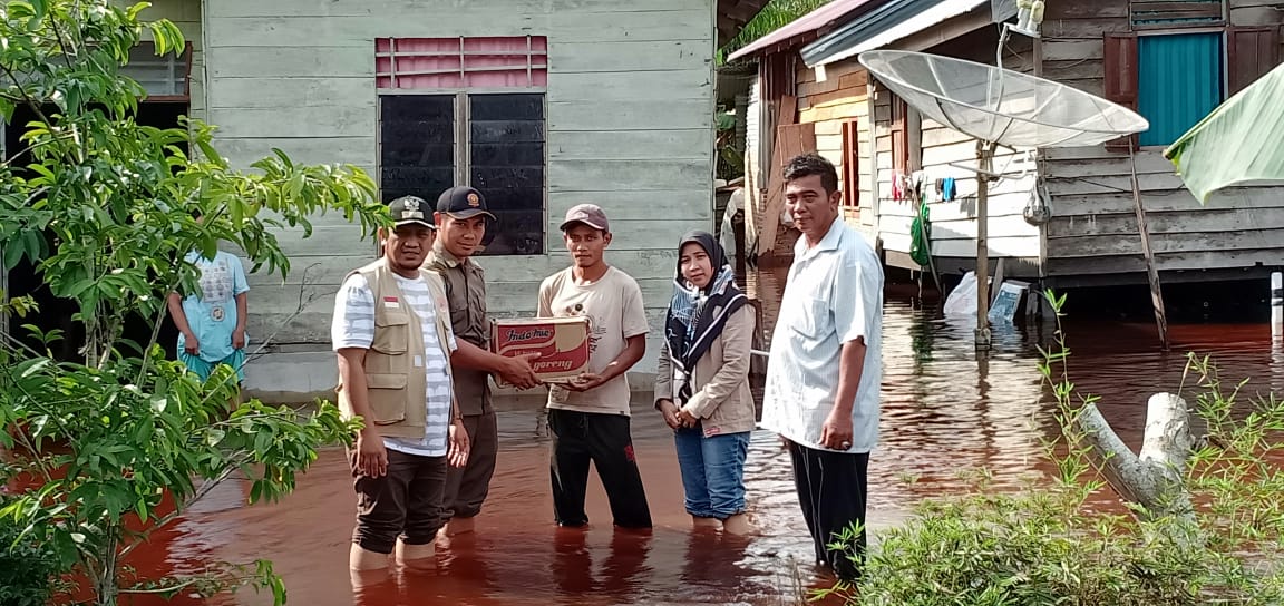 Atasi Kebanjiran Di Pencing Bekulo, Forkopimcam Kandis Berjibaku Mengulurkan Bantuan