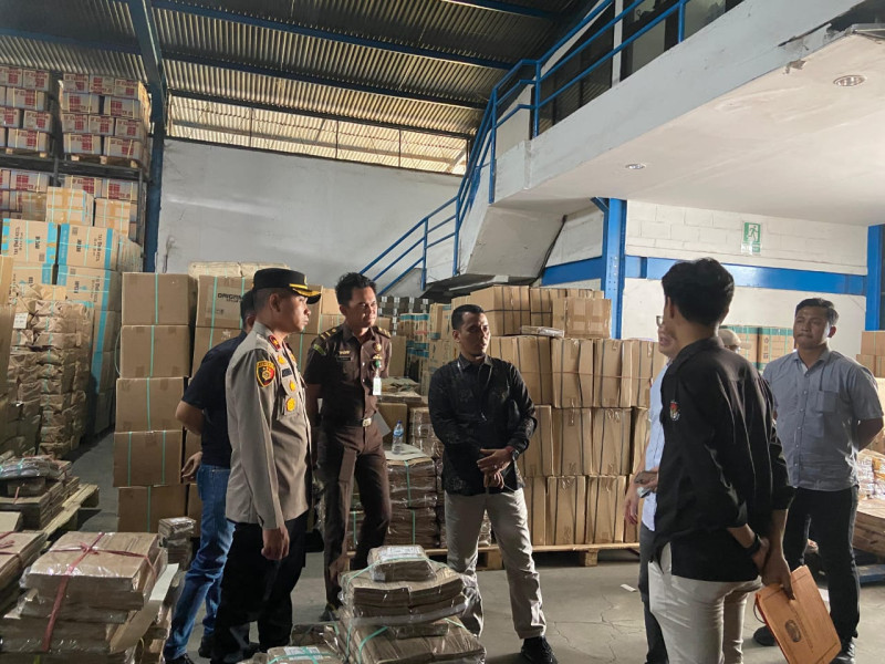Polres Kampar Awasi dan Cek Langsung Pengadaan Logistik Pilkada ke Perusahaan Percetakan di Pasuruan